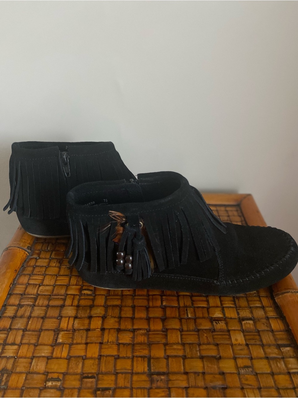 MinneTonka Anshton Boots 7.5 Leather Fringe Moccasins Boho Western Indie Sleaze